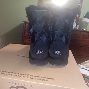 Ugg’s Bailey Bow Boots size 8